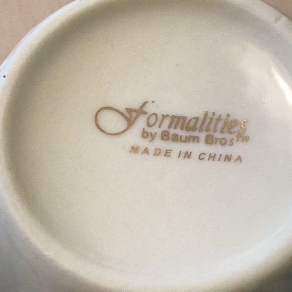 Elegant set of Four Coffee/Tea Mugs. - Picture 3 of 7